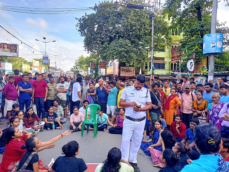 বিটি রোডে রবীন্দ্রভারতী বিশ্ববিদ্যালয়ের শিক্ষার্থীদের বিক্ষোভ