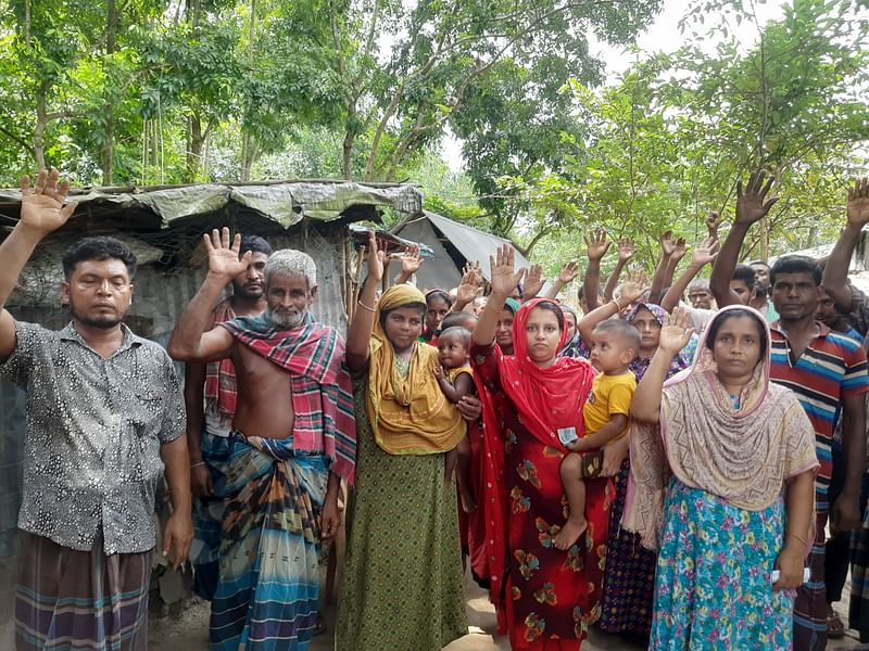 অভিযুক্তদের দ্রুত গ্রেপ্তার ও তাঁর কঠোর শাস্তি দাবি করেছেন ছাত্রীটির প্রতিবেশিরা