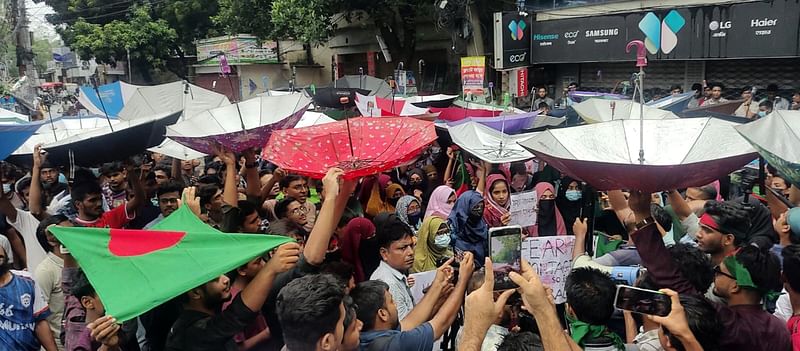 চাঁপাইনবাবগঞ্জে  উল্টো ছাতা মাথায় শিক্ষার্থীদের বিক্ষোভ মিছিল