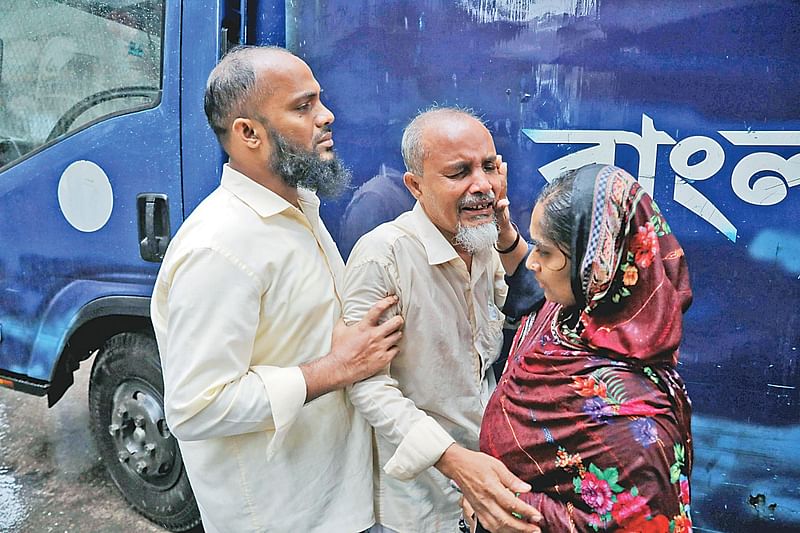 গ্রেপ্তার হওয়া ব্যক্তিদের প্রিজন ভ্যানে কারাগারে নেওয়ার পথে স্বজনদের কান্না। ১ আগস্ট সিএমএম কোর্ট প্রাঙ্গণে