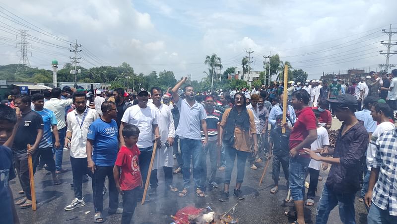 মানিকগঞ্জের ঢাকা-আরিচা মহাসড়ক অবরোধ করে বিক্ষোভ করছেন বৈষম্যবিরোধী ছাত্র আন্দোলনকারীরা। আজ রোববার সকাল সাড়ে ১০টার দিকে মানিকগঞ্জ বাসস্ট্যান্ড এলাকায়