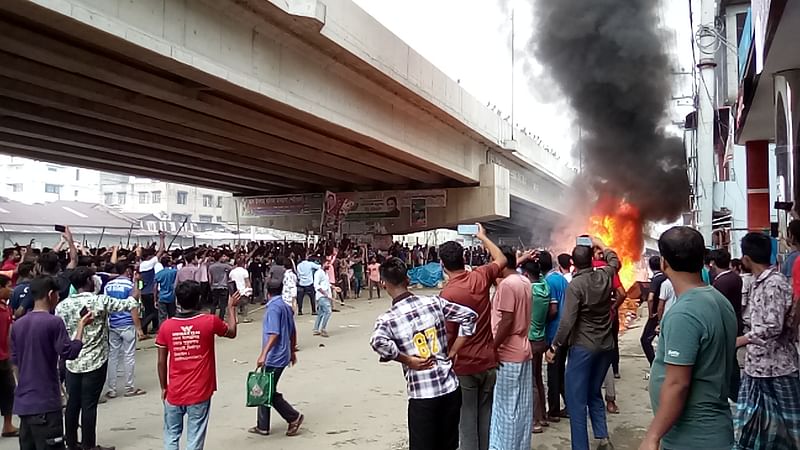 আন্দোলনকারী শ্রমিকেরা থানাসহ বিভিন্ন স্থানে আগুন দিয়েছে। আজ রোববার দুপুরে টাঙ্গাইলের মির্জাপুর উপজেলা