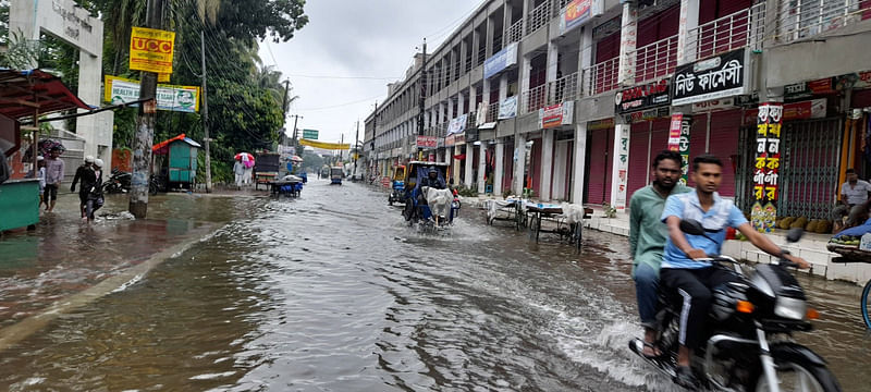 নোয়াখালীতে ২০ বছরের মধ্যে সর্বোচ্চ বৃষ্টিতে জলমগ্ন জেলার অধিকাংশ সড়ক। আজ দুপুর সাড়ে বারোটায় জেলা জামে মসজিদ সড়কে