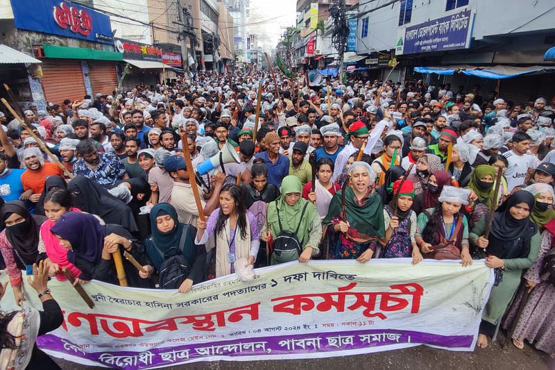 বৈষম্যবিরোধী ছাত্র আন্দোলনের নেতারা পাবনা শহরে বিক্ষোভ মিছিল ও সমাবেশ করেছে। একপর্যায়ে তাঁদের লক্ষ্য করে গুলি চালানো হয়। ৪ আগস্ট পাবনা শহরের আবদুল হামিদ সড়কে