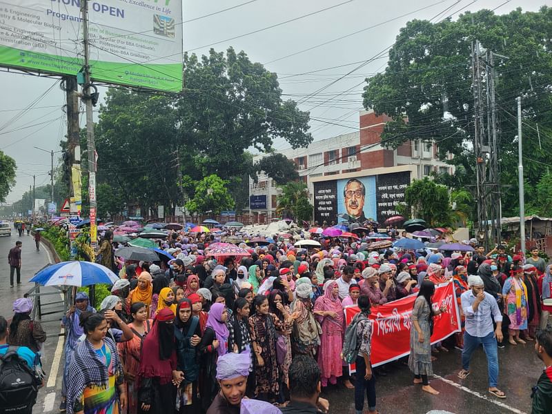 রংপুরে বৈষম্যবিরোধী ছাত্র আন্দোলনের শিক্ষার্থীদের বিক্ষোভ মিছিল। শনিবার দুপুরে নগরের জিলা স্কুলের সামনে