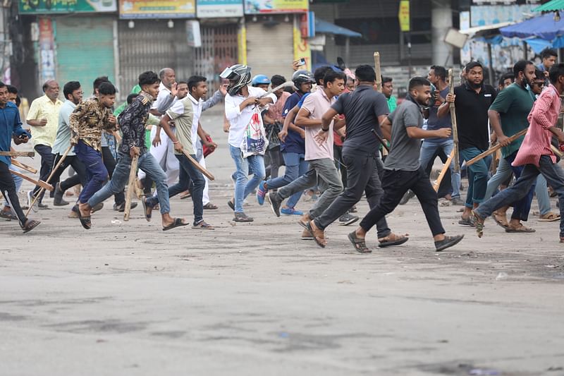 আওয়ামী লীগ ও এর সহযোগী
সংগঠনের নেতা–কর্মীদের সঙ্গে আন্দোলনকারীদের সংঘর্ষ হয়েছে। আজ রোববার বেলা সাড়ে ১১টার দিকে বগুড়া শহরের সাতমাথা এলাকায়