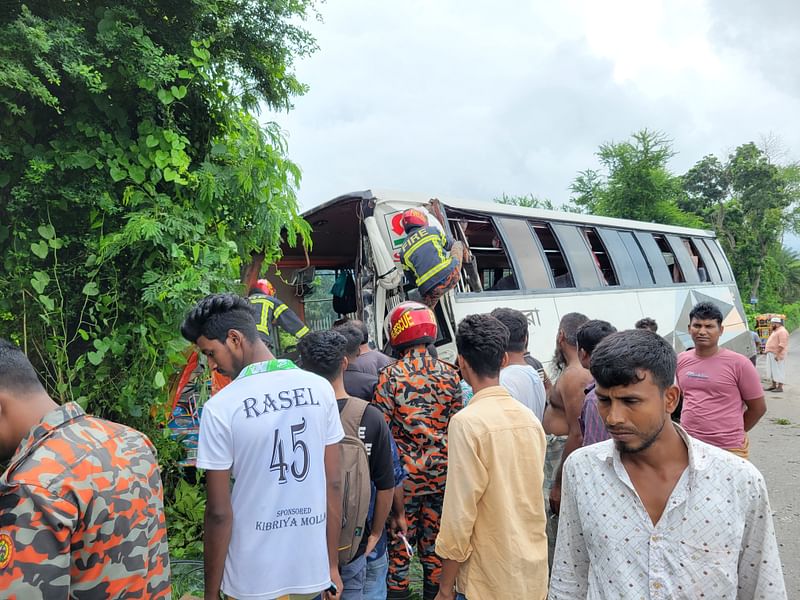 দুর্ঘটনার একপর্যায়ে যাত্রীবাহী বাসটি সড়কের পাশে খাদে পড়ে যায়। আজ দুপুরে