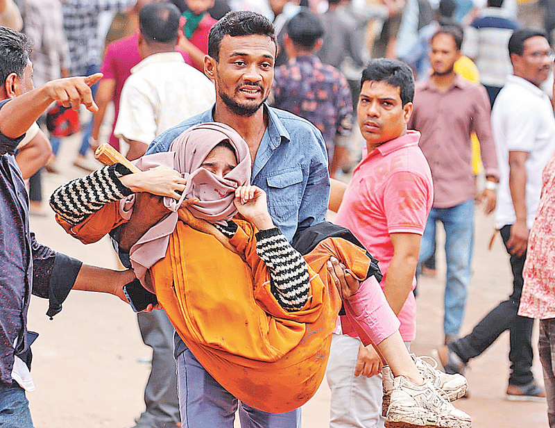 শিক্ষার্থীদের মিছিলে ইটপাটকেল ছোড়া হলে এক শিক্ষার্থী আহত হন। গতকাল দুপুরে কুমিল্লার পুলিশ লাইনস এলাকায়