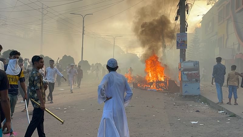 মাদারীপুরে সংসদ সদস্য শাজাহান খানের বাসায় ভাঙচুর করে আসবাব সড়কে এনে আগুন ধরিয়ে দেওয়া হয়। সোমবার বিকেলে শহরের মাদারীপুর সরকারি কলেজের সামনে