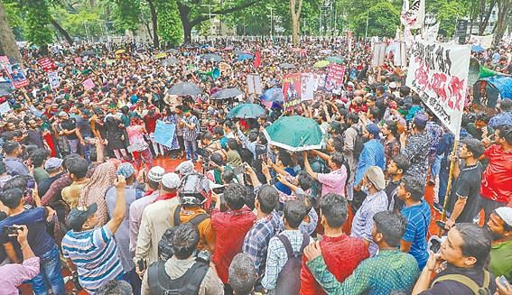 শিক্ষক ও নাগরিক সমাজের ডাকা ‘দ্রোহযাত্রা’ কর্মসূচিতে অংশ নেন বিভিন্ন শ্রেণি–পেশার হাজারো মানুষ। গতকাল বিকেলে কেন্দ্রীয় শহীদ মিনারে।