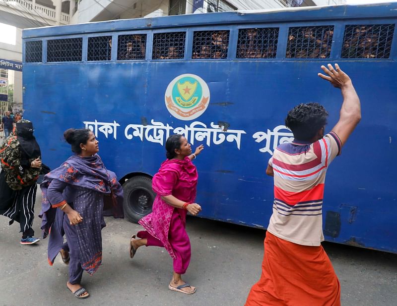 সংবাদপত্রের খবর অনুযায়ী আটক করা হচ্ছে আন্দোলনকারী শিক্ষার্থী ও বিরোধী রাজনীতিকদের