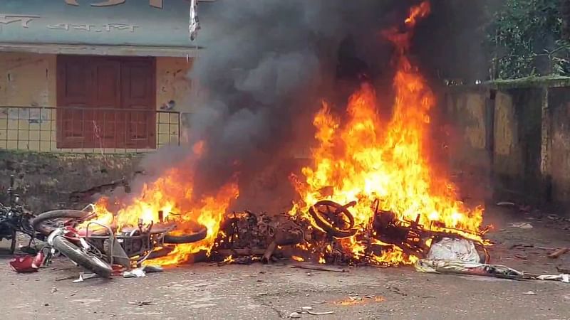 ভোলায় বিক্ষোভকারীদের সঙ্গে আওয়ামী লীগের নেতা–কর্মীদের সংঘর্ষ হয়। আওয়ামী লীগ কার্যালয়সহ একাধিক সরকারি–বেসরকারি প্রতিষ্ঠানে ভাঙচুর ও আগুন লাগানো হয়