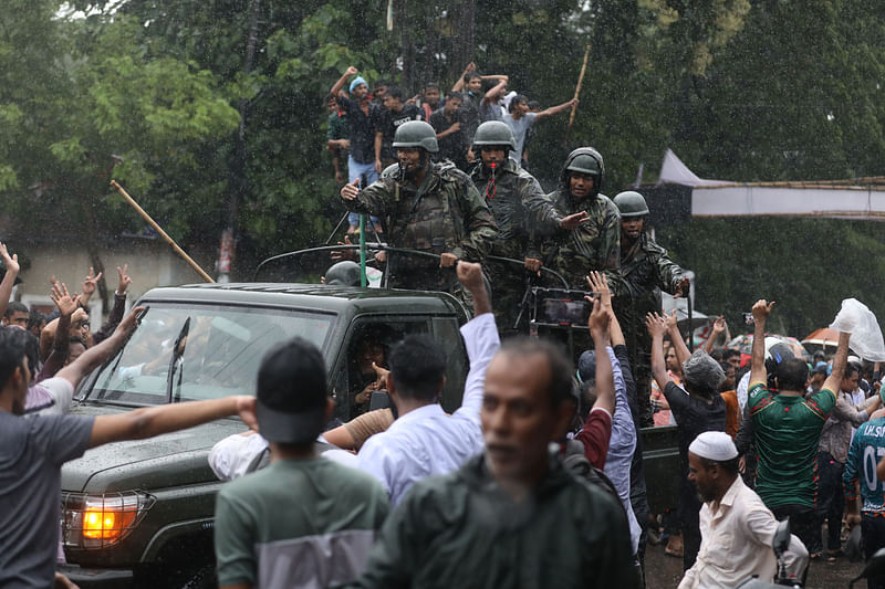 বিক্ষুব্ধ জনতাকে শান্ত করার চেষ্টা সেনা সদস্যদের। আজ সোমবার বিকেলে সিলেট নগরে