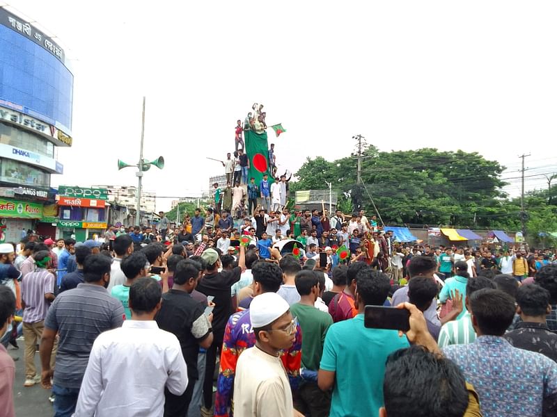 নিউমার্কেট এলাকায় বিক্ষোভকারীদের অবস্থান। আজ সকাল ১১টায় তোলা