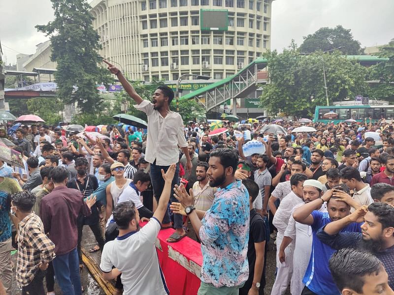 রাজধানীর শাহবাগ মোড়ে অবস্থান নিয়ে বিক্ষোভ করছেন শিক্ষার্থীরা। আজ শুক্রবার বিকেল সাড়ে ৪টায়