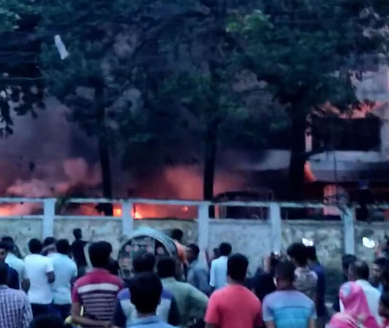 চট্টগ্রাম নগরের কোতোয়ালি থানায় আগুন দেওয়া হয়। গতকাল বিকেলে