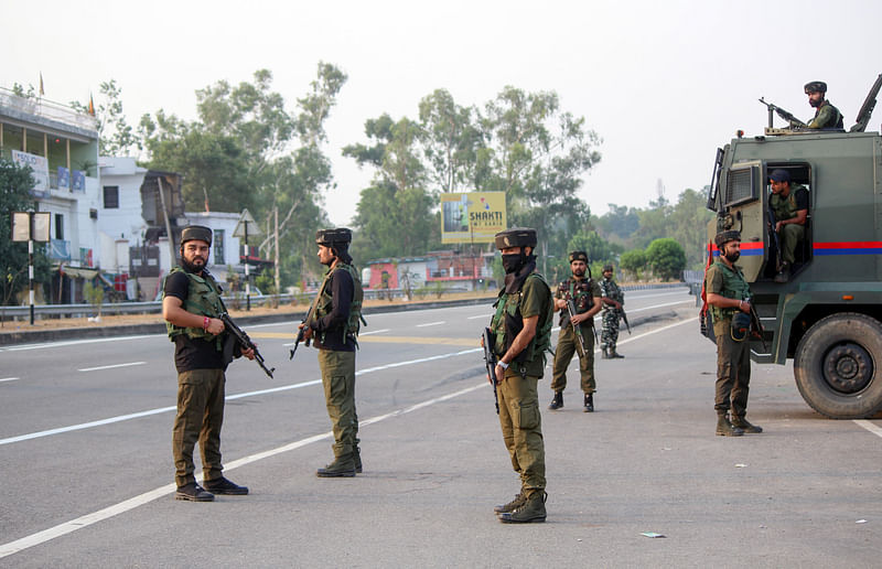 ভারতের জম্মু–কাশ্মীরের সড়কে সেনাবাহিনীর সতর্ক পাহারা, ২৬ জুন