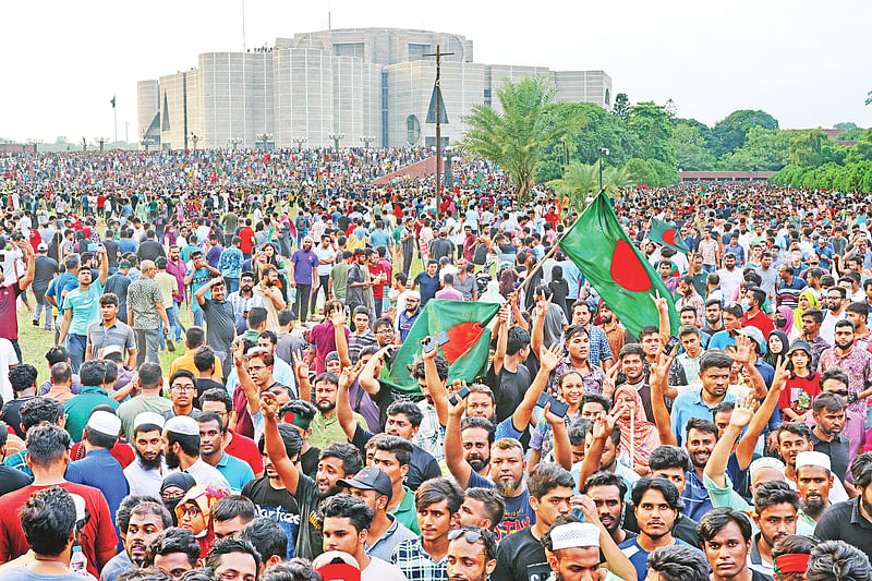 প্রধানমন্ত্রী শেখ হাসিনার পদত্যাগের পর লাখো মানুষ জড়ো হন সংসদ ভবন এলাকায়। তাঁদের কারও কারও হাতে ছিল জাতীয় পতাকা। গতকাল বিকেলে