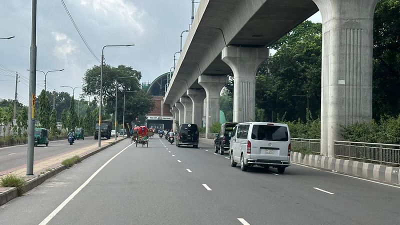 আজ রোববার সকাল সাড়ে নয়টার দিকে আগারগাঁও এলাকার সড়কের চিত্র