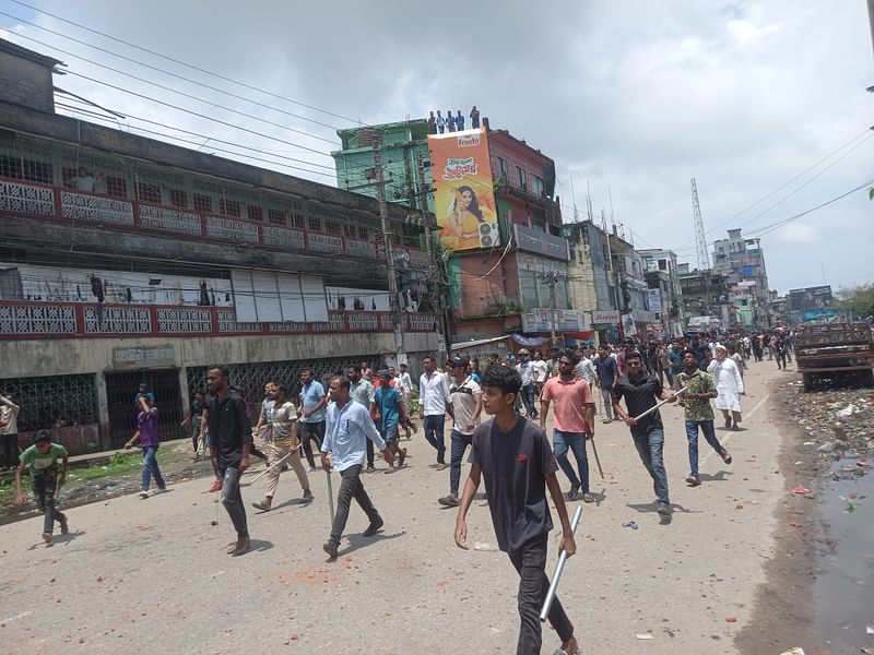 সুনামগঞ্জে আওয়ামী লীগ ও বিএনপির নেতা–কর্মীদের মধ্যে পাল্টাপাল্টি ধাওয়া ও সংঘর্ষ। রোববার দুপুরে শহরের পুরাতন বাসস্ট্যান্ড এলাকায়