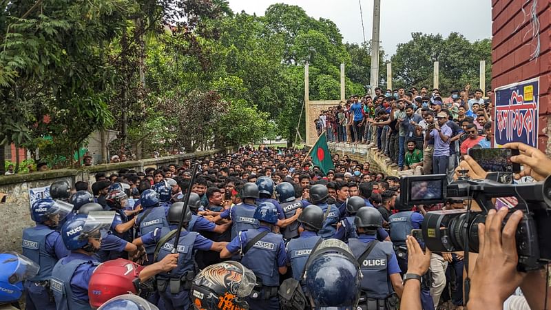 শিক্ষার্থীরা মিছিল নিয়ে বের হতে চাইলে বাধা দেয় পুলিশ। আজ বৃহস্পতিবার দুপুর ১২টার দিকে কুড়িগ্রাম সরকারি উচ্চবিদ্যালয়ের ফটকে