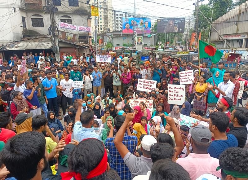 আন্দোলনকারী শিক্ষার্থীরা আজ বৃহস্পতিবার ময়মনসিংহে নগরের টাউন হল মোড় এলাকায় ‘রিমেম্বারিং আওয়ার হিরোজ’ কর্মসূচি পালন করেন