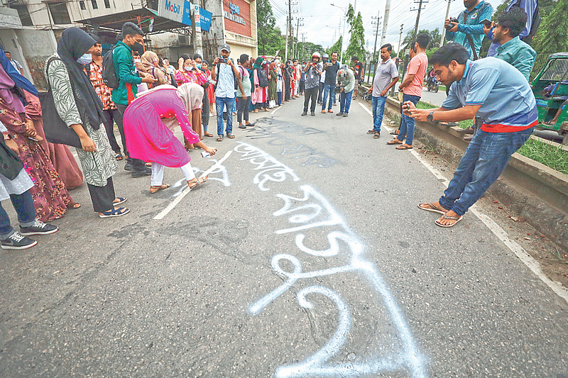 ‘আসছে ফাল্গুনে আমরা কিন্তু দ্বিগুণ হব’ জহির রায়হানের লেখা আরেক ফাল্গুন উপন্যাসের সংলাপ। এই সংলাপে আন্দোলনরত শিক্ষার্থীরা ফেসবুকে বারবার তুলে ধরেছেন। গতকাল সিলেটে শাহজালাল বিজ্ঞান ও প্রযুক্তি বিশ্ববিদ্যালয়ের শিক্ষার্থীরা সেই সংলাপই লিখছিলেন