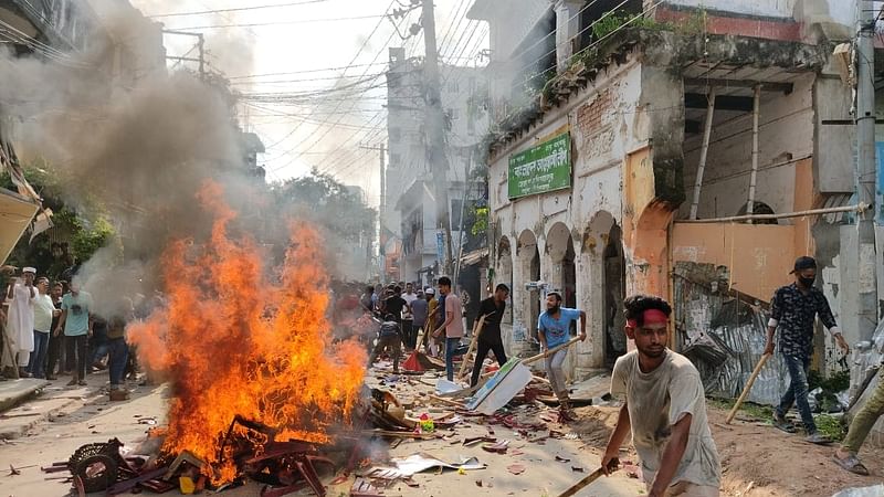 দিনাজপুরের বিরামপুরে থানাসহ বিভিন্ন স্থানে আগুন দেয় জনতা