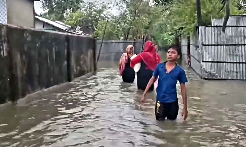 তলিয়ে গেছে কক্সবাজার পৌরসভার দক্ষিণ কুতুবদিয়াপাড়া। আজ দুপুরে