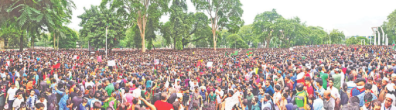 কেন্দ্রীয় শহীদ মিনারে জনতার মহাসম্মিলন। বৈষম্যবিরোধী ছাত্র আন্দোলনের ডাকে ঢাকার বিভিন্ন এলাকা থেকে শিক্ষার্থী, শিক্ষক, শিল্পী, কবি-সাহিত্যিকসহ বিভিন্ন অঙ্গনের মানুষ জড়ো হন ঢাকায় কেন্দ্রীয় শহীদ মিনার এলাকায়। ব্যানার, ফেস্টুন, প্ল্যাকার্ড, পোস্টারে বিভিন্ন প্রতিবাদী কথা লিখে আনেন তাঁরা। থেমে থেমে চলে বিক্ষুব্ধ স্লোগান। গতকাল বিকেলে