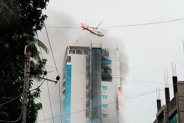 যশোর জেলা আওয়ামী লীগের সাধারণ সম্পাদক শাহীন চাকলাদারের পাঁচ তারকা হোটেল জাবির ইন্টারন্যাশনালে আগুন ধরিয়ে দেয় বিক্ষুব্ধ জনতা