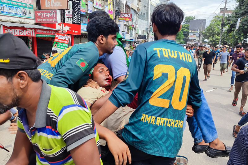 গুলিবিদ্ধ এক শিক্ষার্থীকে হাসপাতালে নেওয়া হচ্ছে। আজ রোববার পাবনা শহরের আবদুল হামিদ সড়কে