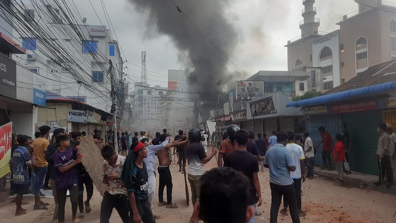 হবিগঞ্জে সংসদ সদস্য আবু জাহিরের বাড়িতে আগুন দেওয়ার পর আকাশে কালো ধোঁয়া। রোববার সন্ধ্যায়