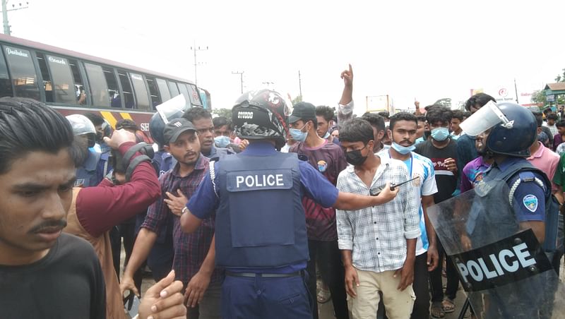 ব্রাহ্মণবাড়িয়ার সরাইলে ঢাকা-সিলেট মহাসড়ক অবরোধ করেন শিক্ষার্থীরা