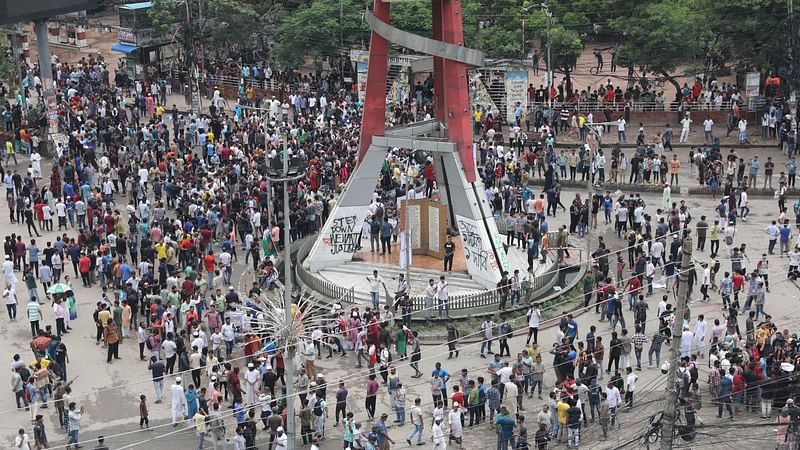 বৈষম্যবিরোধী ছাত্র আন্দোলনের ব্যানারে বিভিন্ন শিক্ষাপ্রতিষ্ঠানের শিক্ষার্থীরা সড়ক অবরোধ করে বিক্ষোভ করেন। আজ শনিবার দুপুর ১২টার দিকে নারায়ণগঞ্জের চাষাঢ়া এলাকার বঙ্গবন্ধু সড়কে