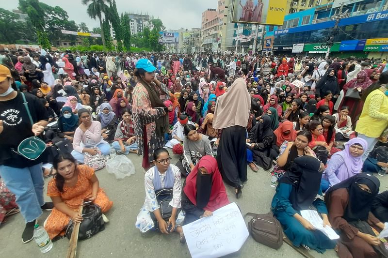 বৈষম্যবিরোধী ছাত্র আন্দোলনের কর্মসূচিতে আজ সকাল থেকেই শিক্ষার্থীরা খুলনার শিববাড়ী মোড়ে অবস্থান নেন। সময় বাড়ার সঙ্গে সঙ্গে বাড়তে থাকে বিক্ষোভকারীর সংখ্যা