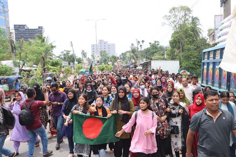 ছাত্র আন্দোলনে এখন অভিভাবকেরাও যোগ দিয়েছেন