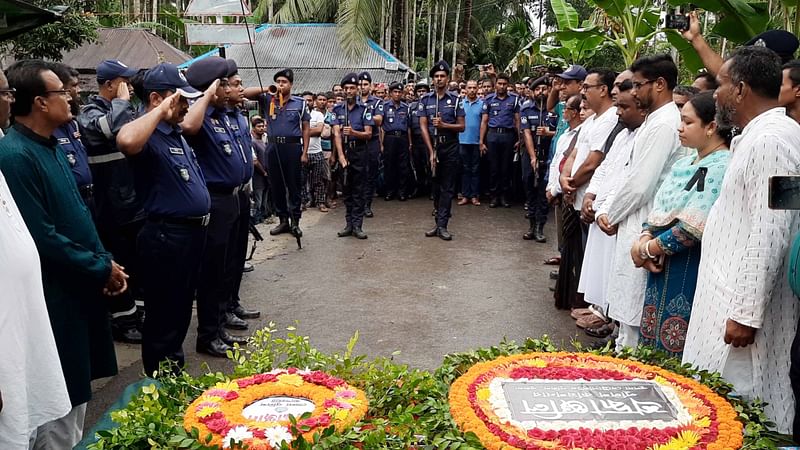 নিহত পুলিশ সদস্যকে গার্ড অব অনার প্রদান করা হয়। আজ শনিবার সন্ধ্যায় বাগেরহাটের কচুয়া উপজেলার কিসমত মালিপাটন গ্রামে