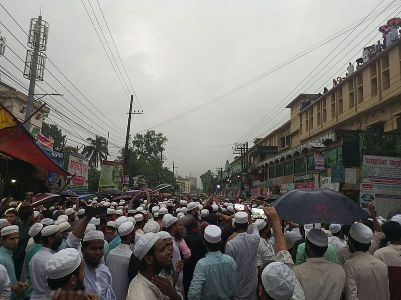 ক্যাপশন: বৈষম্যবিরোধী ছাত্র আন্দোলনের কর্মসূচিতে সমর্থন জানিয়ে বিক্ষোভ সমাবেশ করেন দারুল উলুম মঈনুল ইসলাম হাটহাজারী মাদ্রাসার শিক্ষার্থীরা। আজ সন্ধ্যায় মাদ্রাসার সামনে হাটহাজারী-নাজিরহাট সড়কে