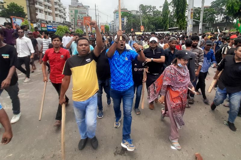 বৈষম্যবিরোধী ছাত্র আন্দোলনে সকাল থেকেই শিক্ষার্থীরা খুলনার শিববাড়ী মোড়ে অবস্থান নেন