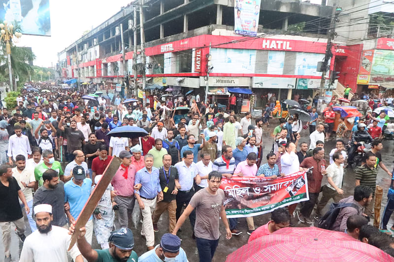 ছাত্র–জনতার বিক্ষোভ মিছিল। ৩ আগস্ট রাজশাহী রেলস্টেশনের সামনে