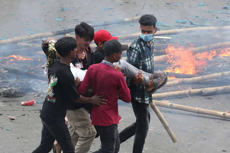 রাজধানী উত্তরায় গতকাল রোববার দুপুর ১২টার দিকে আওয়ামী লীগের নেতাকর্মীদের সঙ্গে বিক্ষোভকারীদের সংঘর্ষ হয়েছে। সংঘর্ষে গুলিবিদ্ধ একজনকে নিয়ে যাওয়া হচ্ছে