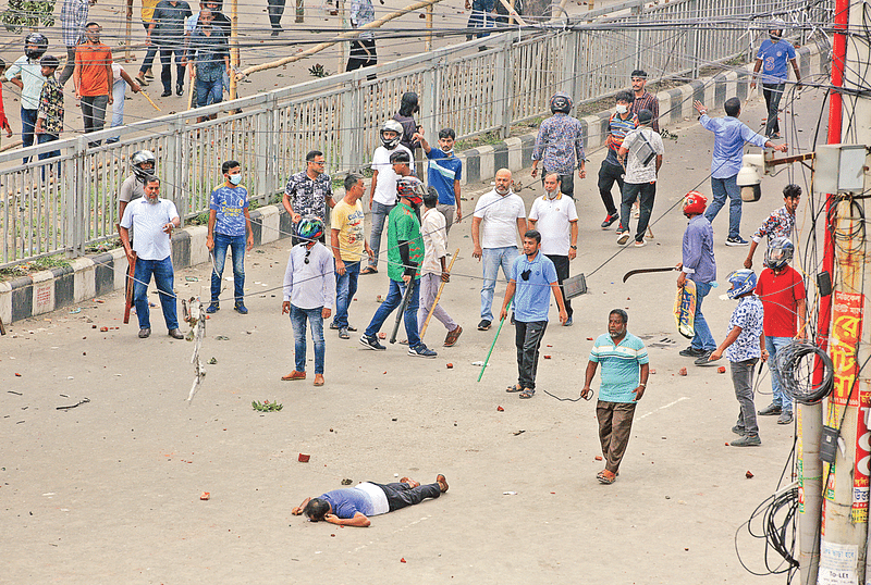 রাজধানীর উত্তরার আজমপুরে বিক্ষোভকারীদের সঙ্গে সরকারদলীয় নেতা-কর্মীদের সংঘর্ষের এক পর্যায়ে গুলিবিদ্ধ অবস্থায় একজনকে পড়ে থাকতে দেখা যায়। গতকাল দুপুর সোয়া ১২টায়