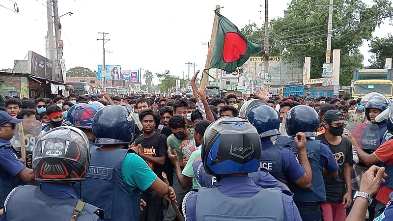 বৈষম্যবিরোধী ছাত্র আন্দোলনের ব্যানারে কয়েক শ শিক্ষার্থী বিক্ষোভ মিছিল বের করলে বাধা দেয় পুলিশ। আজ বৃহস্পতিবার দুপুরে গাইবান্ধা শহরের পলাশপাড়া মোড় এলাকায়