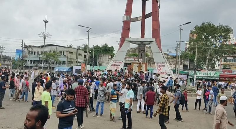 নারায়ণগঞ্জ শহরের চাষাড়া এলাকায় আন্দোলনকারীরা বিক্ষোভ করেন। আজ সোমবার দুপুরে