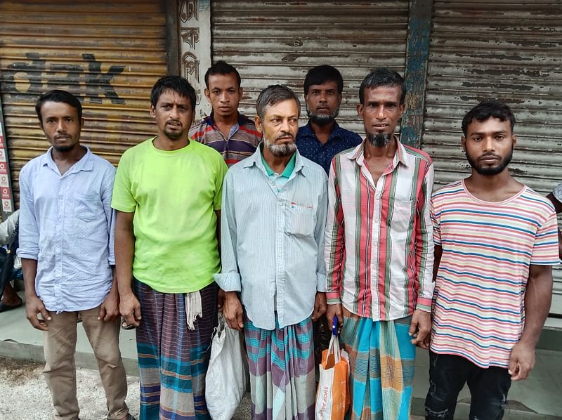 শ্রমের হাটে শ্রমিকেরা। আজ সোমবার সকালে ঝালকাঠি শহরের সাধনার মোড়ে