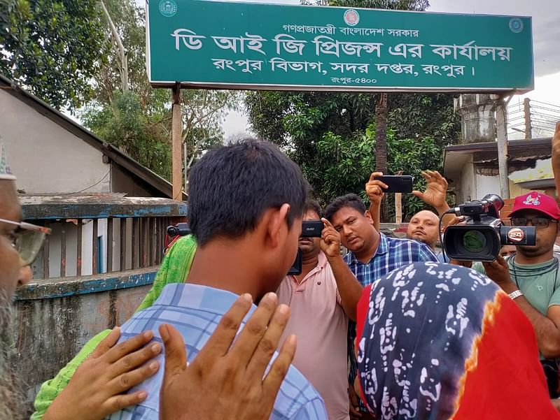 রংপুরে আবু সাঈদ হত্যা মামলায় গ্রেপ্তার ১৬ বছরের কিশোর বিকেল ৫টা ৮ মিনিটে কারাগার থেকে মুক্তি পায়। বৃহস্পতিবার বিকেলে কারাগারের সামনে প্রধান সড়কে