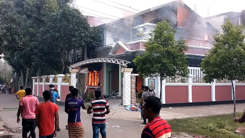 নড়াইলে হুইপ মাশরাফির বাড়িতে অগ্নিসংযোগ। সোমবার বিকেলে শহরের মহিষখোলায়