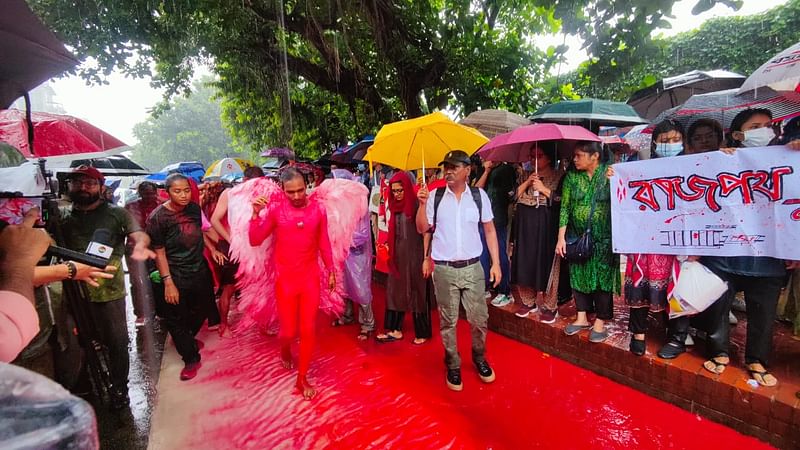 রাজধানীর ধানমন্ডির আবাহনী মাঠের সামনে প্রতিরোধী শিল্পীদের সমাবেশ