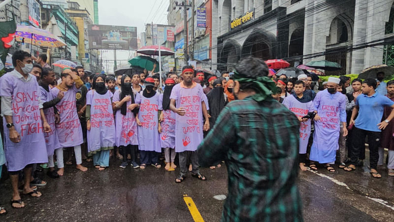 ফেনীতে শিক্ষার্থীদের গণমিছিল কাফনের কাপড় পরে অংশ নেন কিছুৃ শিক্ষার্থী। আজ বেলা আড়াইটায় শহীদ শহীদুল্লা কায়সার সড়কে